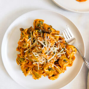 A plate of one pot tortellini.