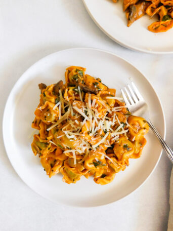 A plate of one pot tortellini.